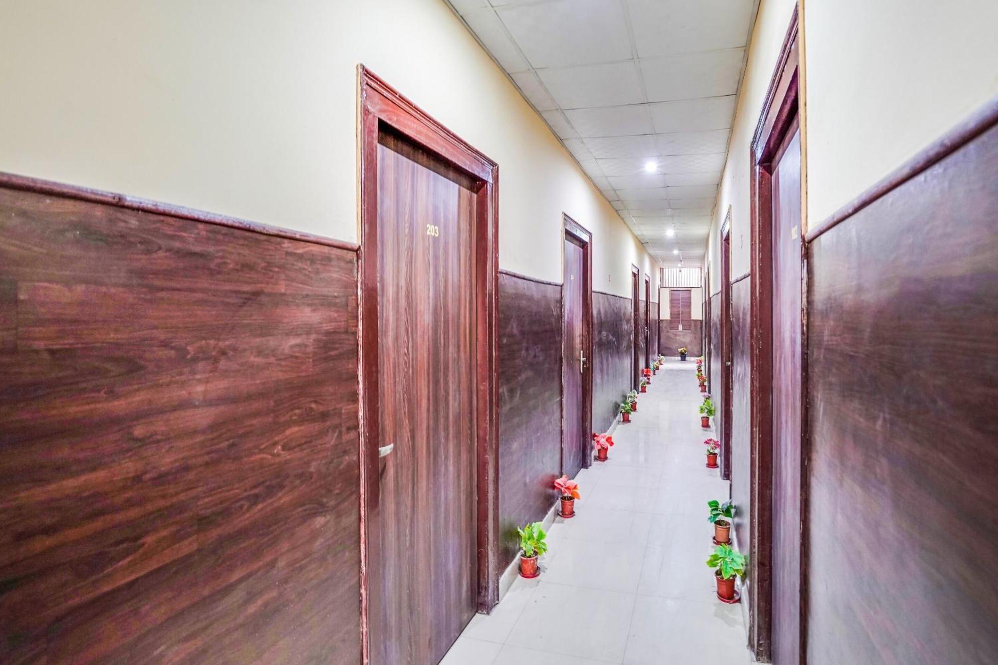 Hotel O Dream Palace Inn Noida Esterno foto
