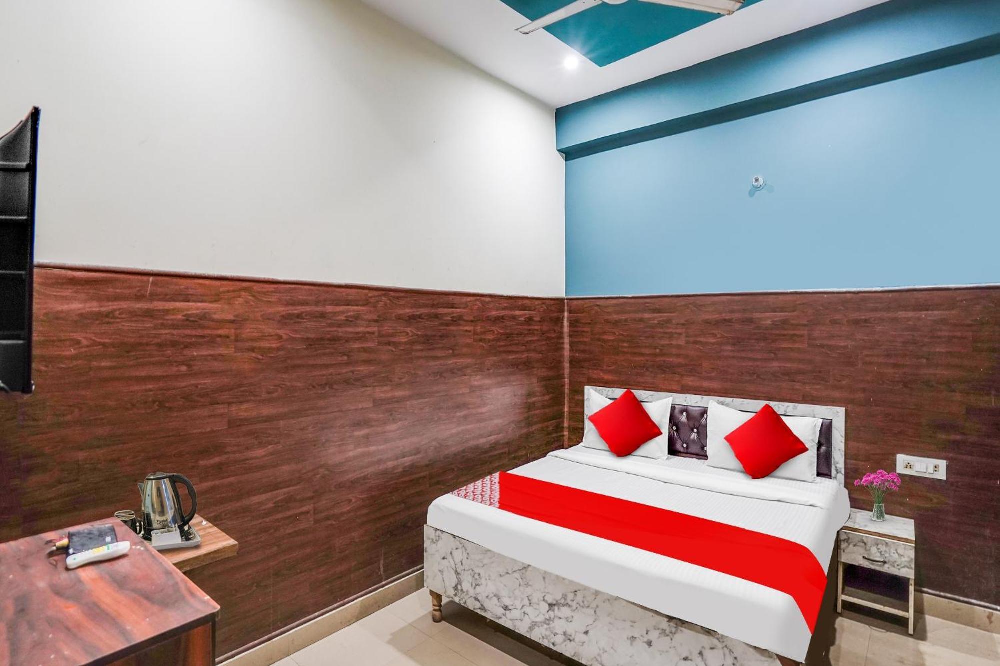 Hotel O Dream Palace Inn Noida Esterno foto